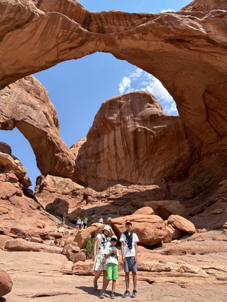 アーチーズ国立公園:アーチ集まる「ザ・ウィンドウズ(ダブル・アーチ)」