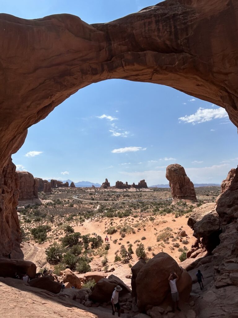 アーチーズ国立公園:アーチ集まる「ザ・ウィンドウズ(ダブル・アーチ)」