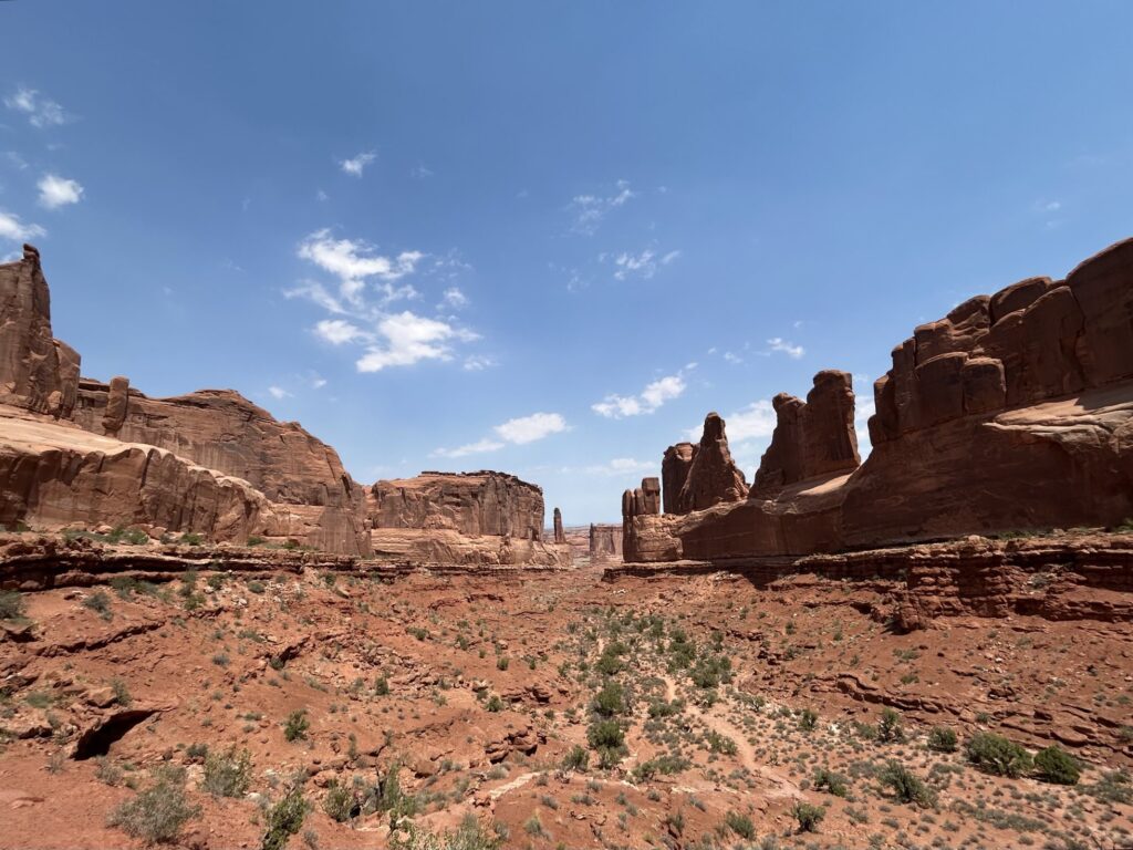 アーチーズ国立公園:巨大な岩壁が立ち並ぶ、「パークアベニュー」