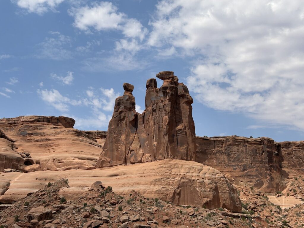 アーチーズ国立公園:巨大な岩壁が立ち並ぶ「パークアベニュー(スリーゴシップス)」