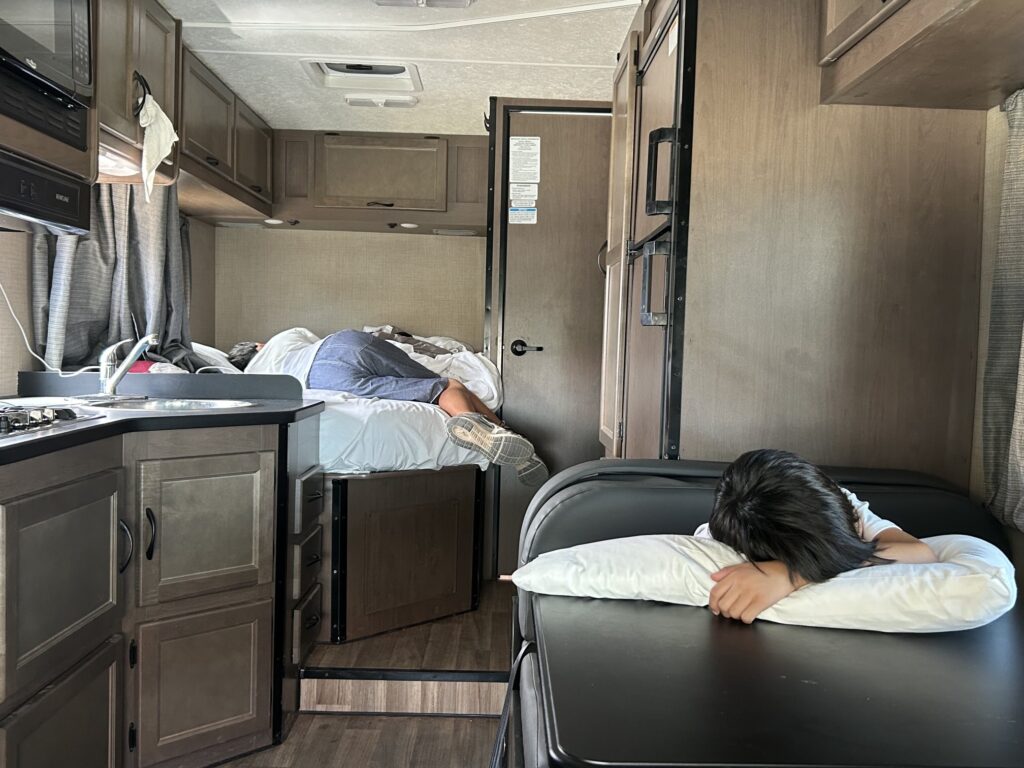 アーチーズ国立公園:巨大な岩壁が立ち並ぶ、「パークアベニュー」