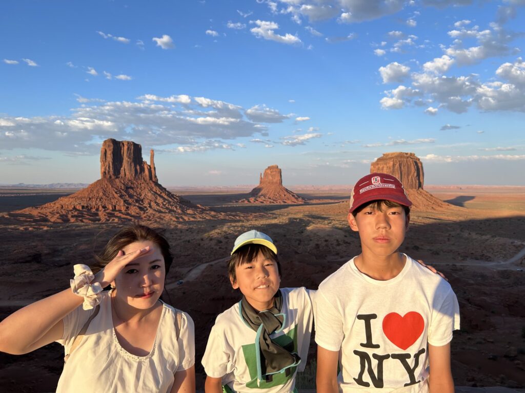 モニュメントバレー観光：ビジターセンターから望む「The Mittens and Merrick Butte」の夕焼け