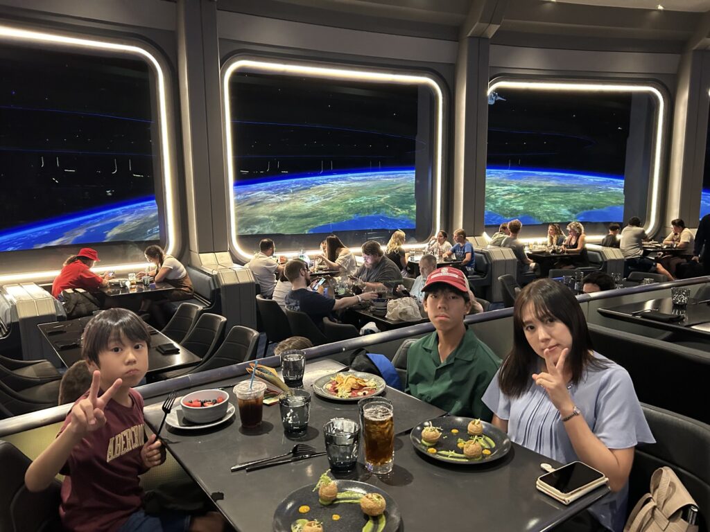 エプコットの人気のアレストラン:「Space 220 restaurant」