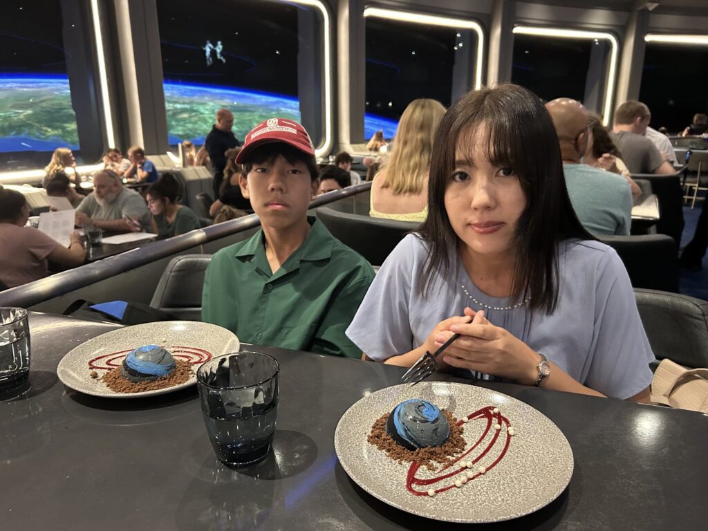 エプコットの人気のアレストラン:「Space 220 restaurant」