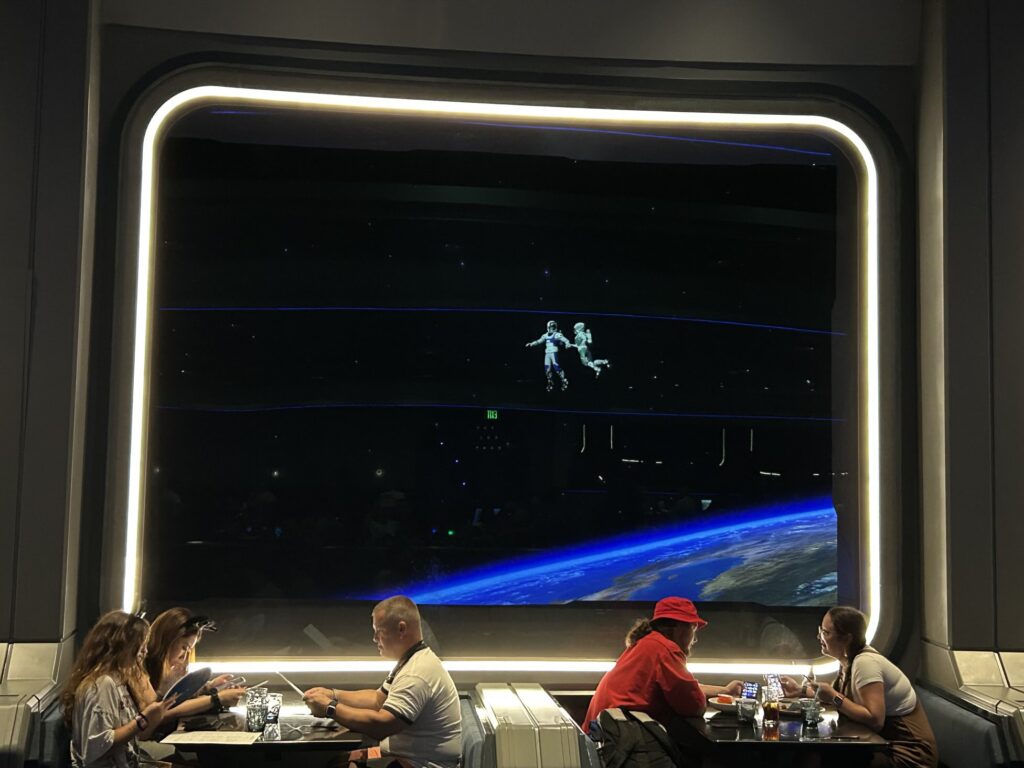エプコットの人気のアレストラン:「Space 220 restaurant」
