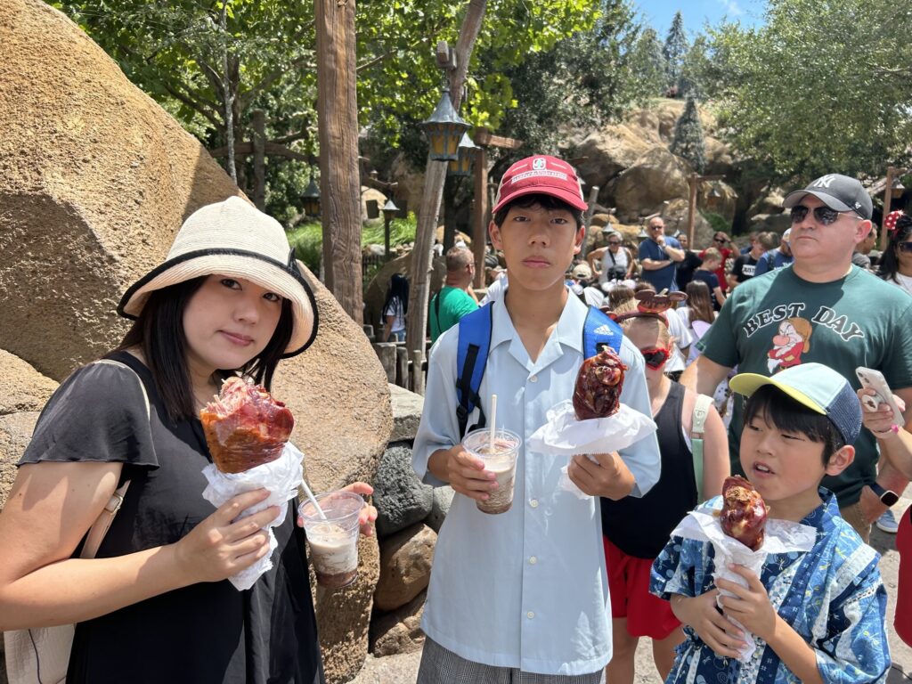 ウォルト・ディズニー・ワールド(WDW):マジック・キングダム・パークでのランチはスモークターキーレッグとフローズンコーラ
