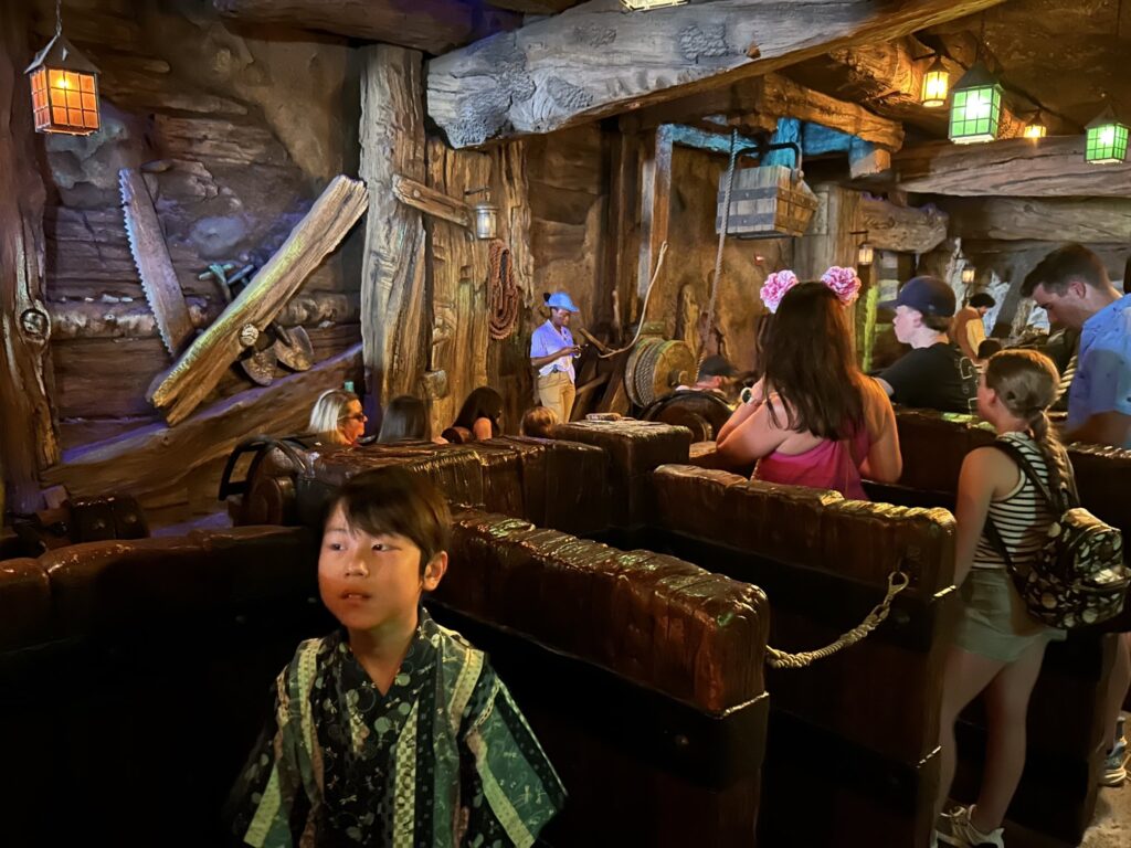 ウォルト・ディズニー・ワールド(WDW):マジック・キングダム・パークの人気のアトラクション「Seven Dwarfs Mine Train」