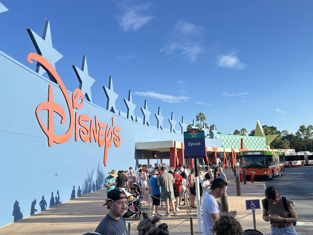 ディズニー・ハリウッド・スタジオへ向かう無料シャトルバス（All-Star Movies Resort）