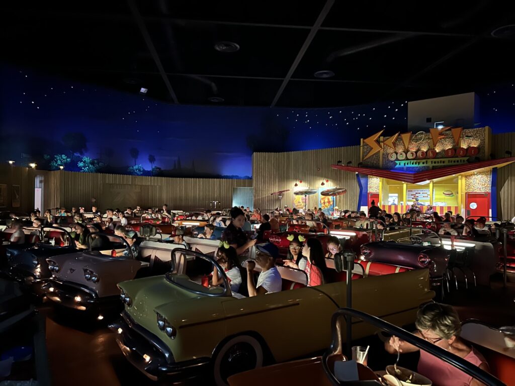 Sci-Fi Dine-In Theater Restaurantの店内（車型テーブル席）
