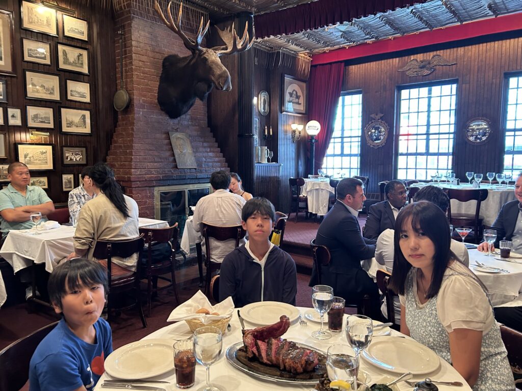 老舗ステーキハウス「Keens Steakhouse」でランチ