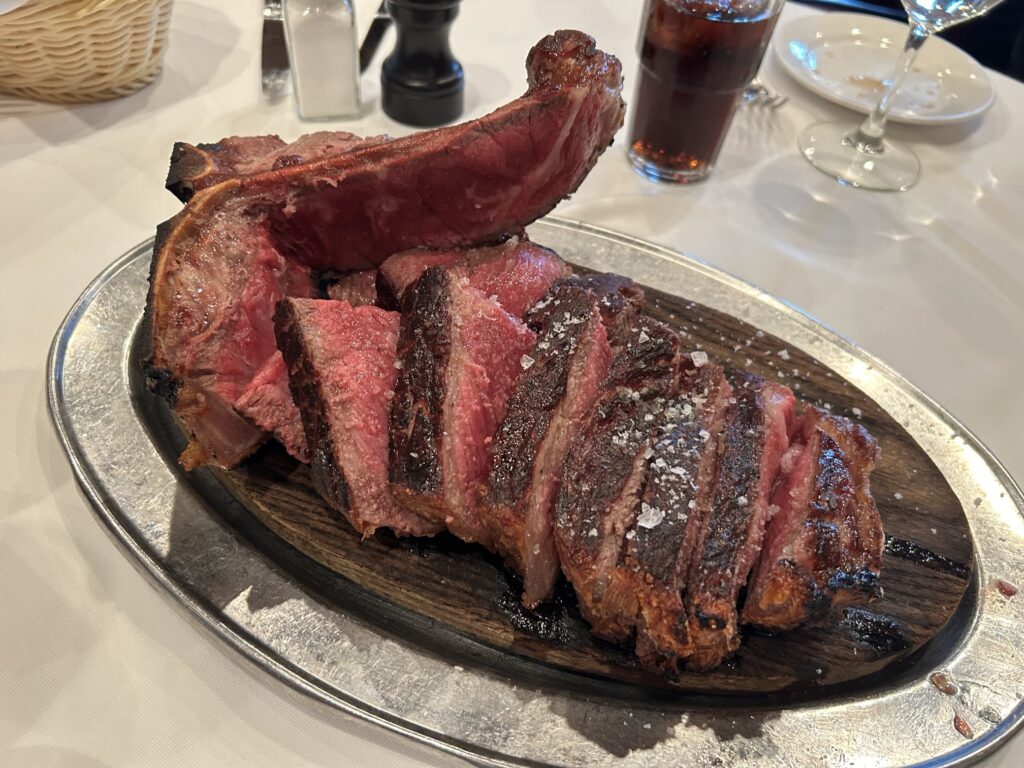 老舗ステーキハウス「Keens Steakhouse」でランチ