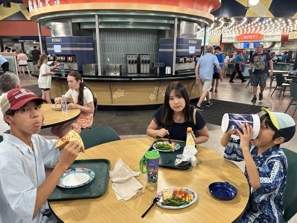 All-Star Movies Resortのフードコート（フロリダ最後の夕食）