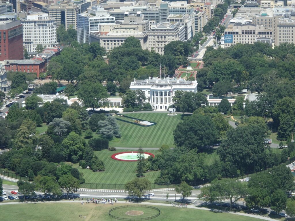 ワシントン・モニュメントから望む、ホワイトハウス（White House）