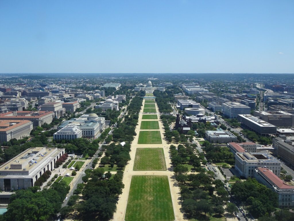 ワシントン・モニュメントから望む、米国議会議事堂（U.S. Capitol）