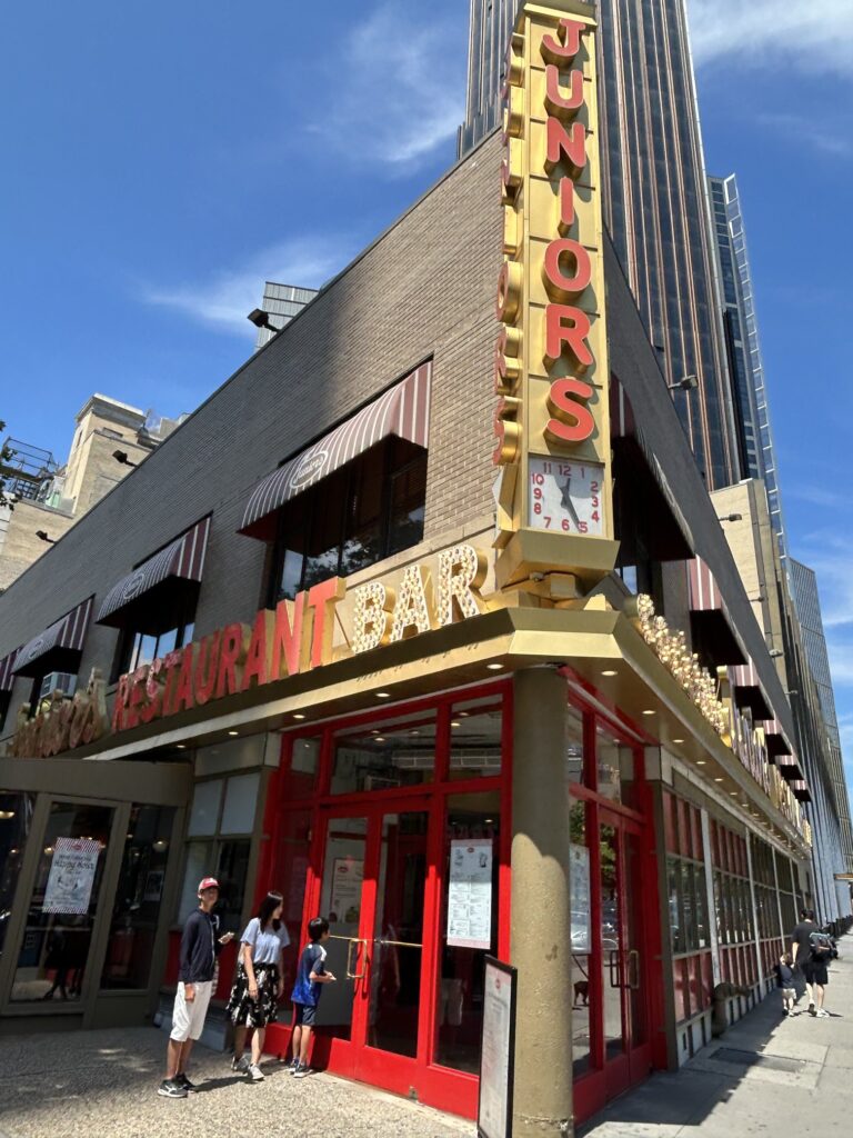 ブルックリンの「Junior's Restaurant & Bakery」
