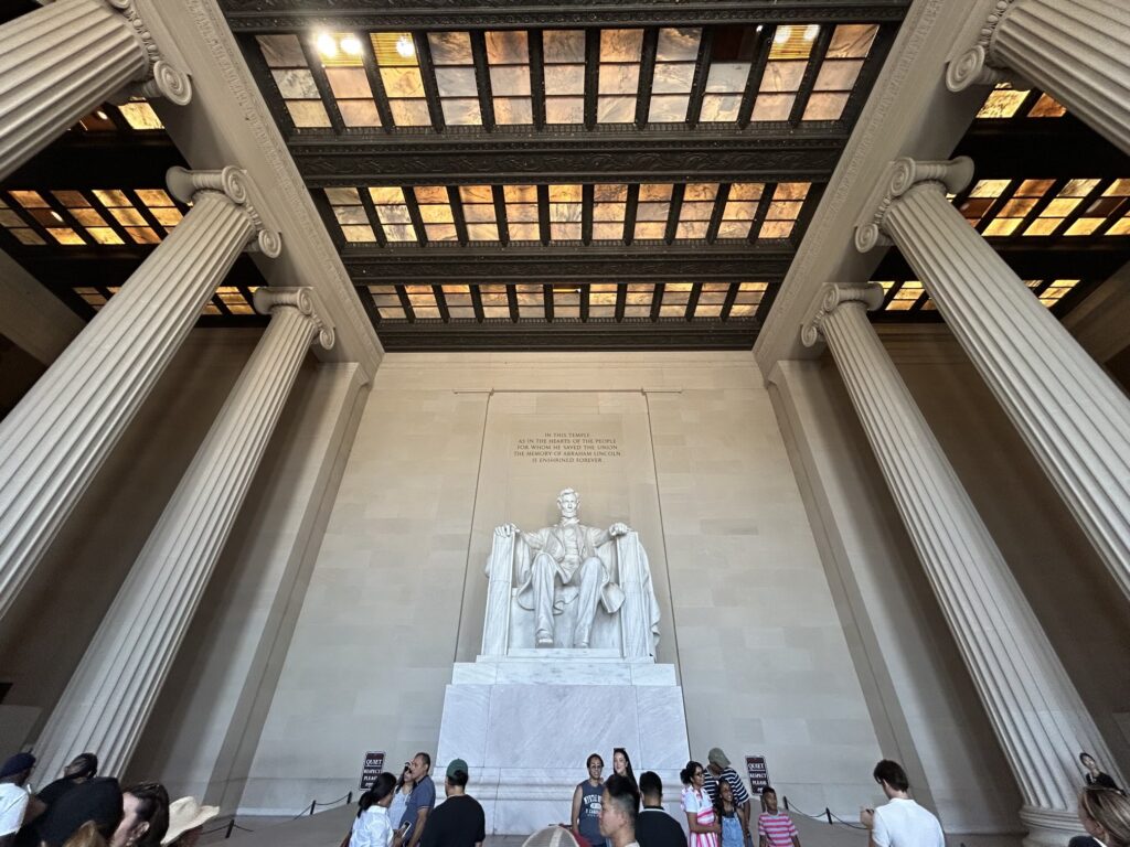リンカーン記念堂（Lincoln Memorial）のリンカーン大統領像