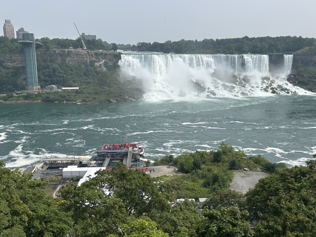ナイアガラの滝・ボートツアー「Voyage to the Falls」