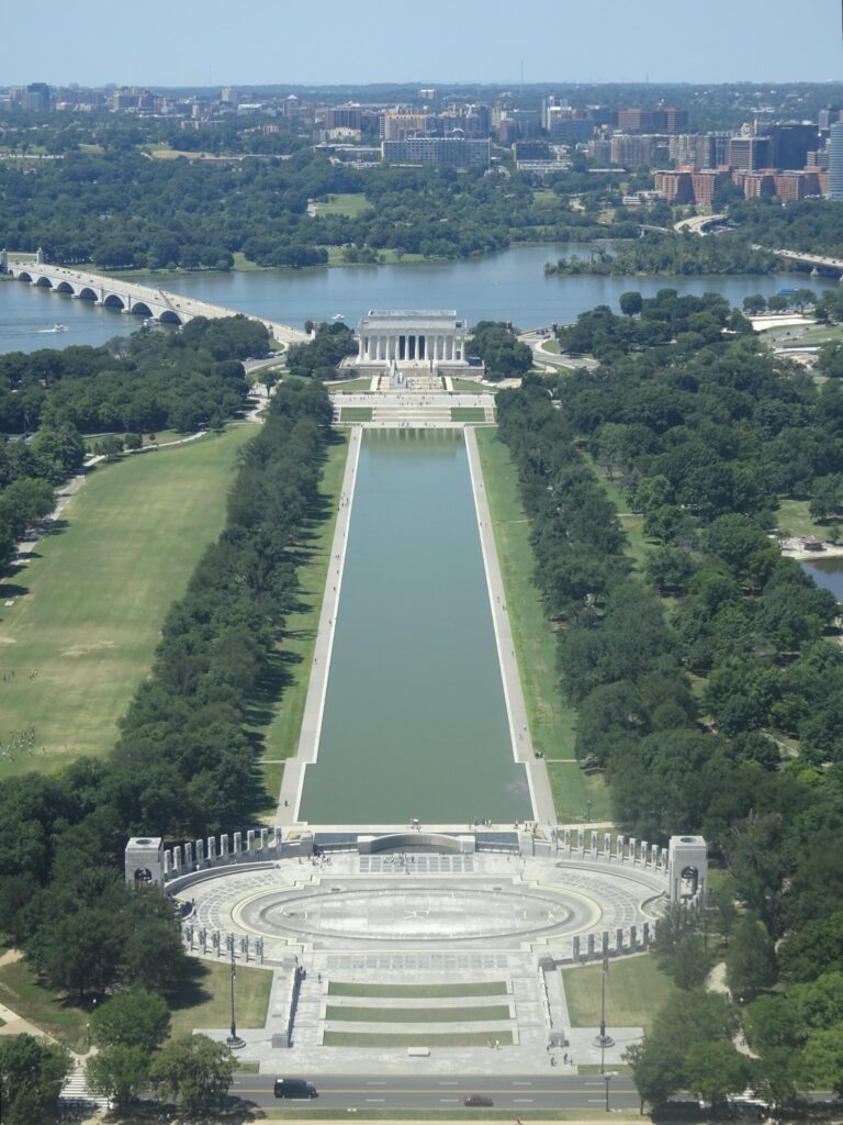 ワシントン・モニュメントから望む、リンカーン記念堂（Lincoln Memorial）