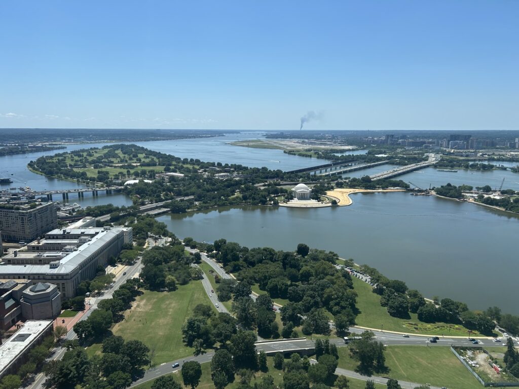 ワシントン・モニュメントから望む、ジェファーソン記念館（Thomas Jefferson Memorial）