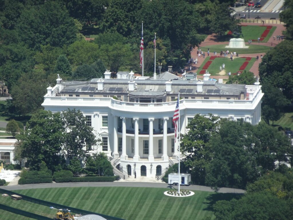 ワシントン・モニュメントから望む、ホワイトハウス（White House）