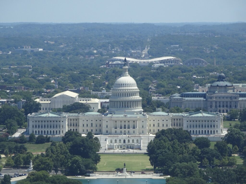 ワシントン・モニュメントから望む、米国議会議事堂（U.S. Capitol）