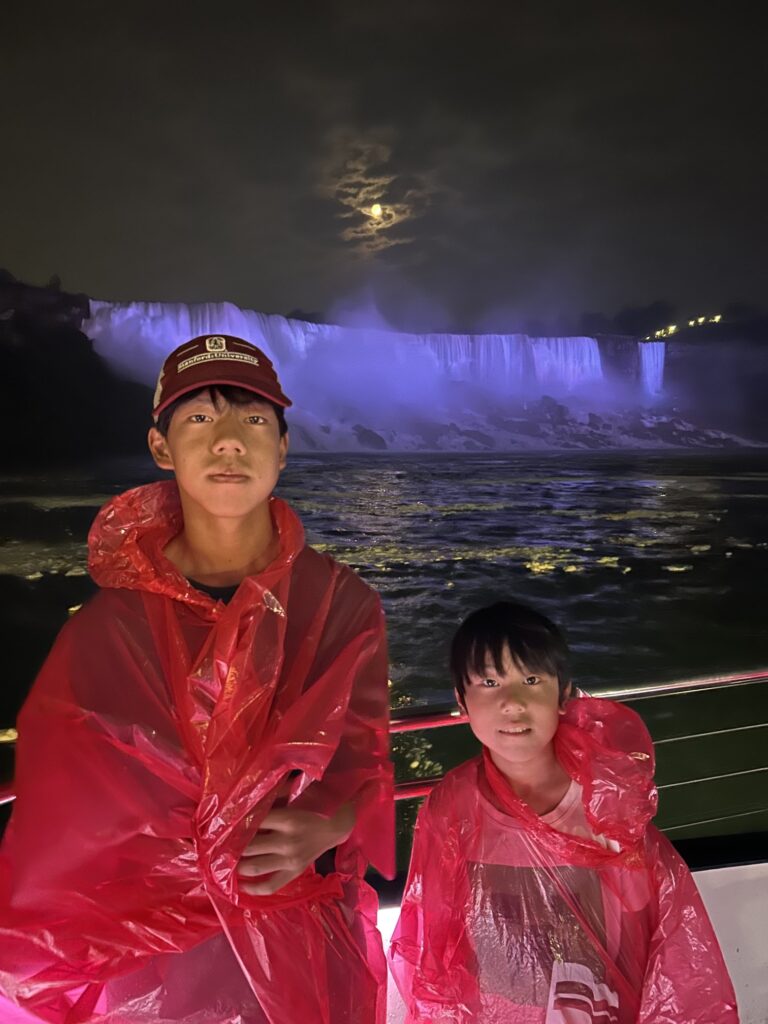 ナイアガラの滝・夜の花火クルーズ