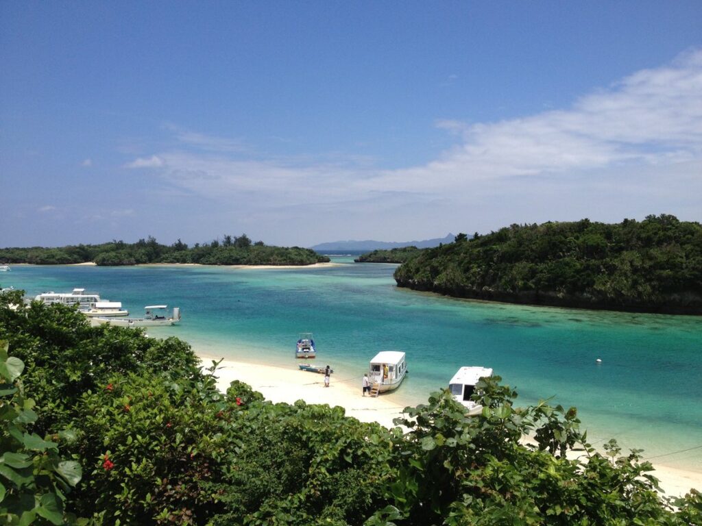 川平湾の海と台風後の透明度