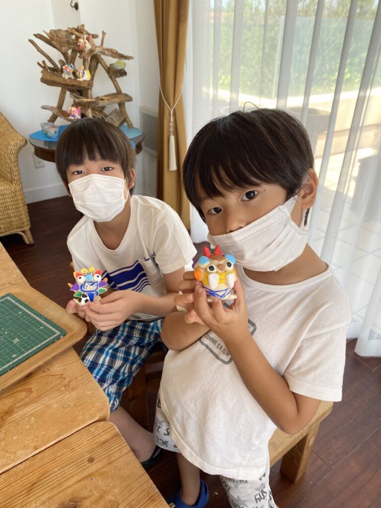 サッカーボール付きの手作りシーサー
