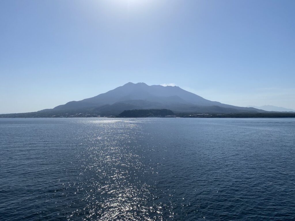 桜島フェリーターミナル行きのフェリー