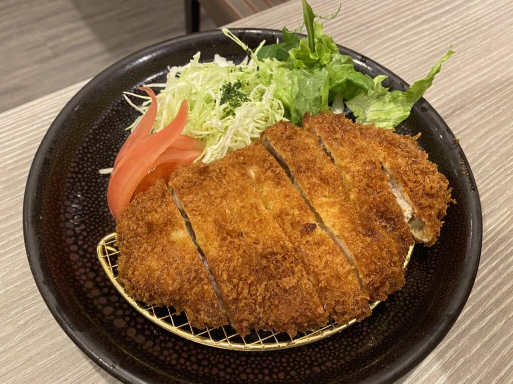 天文館あぢもりの店内と黒豚料理