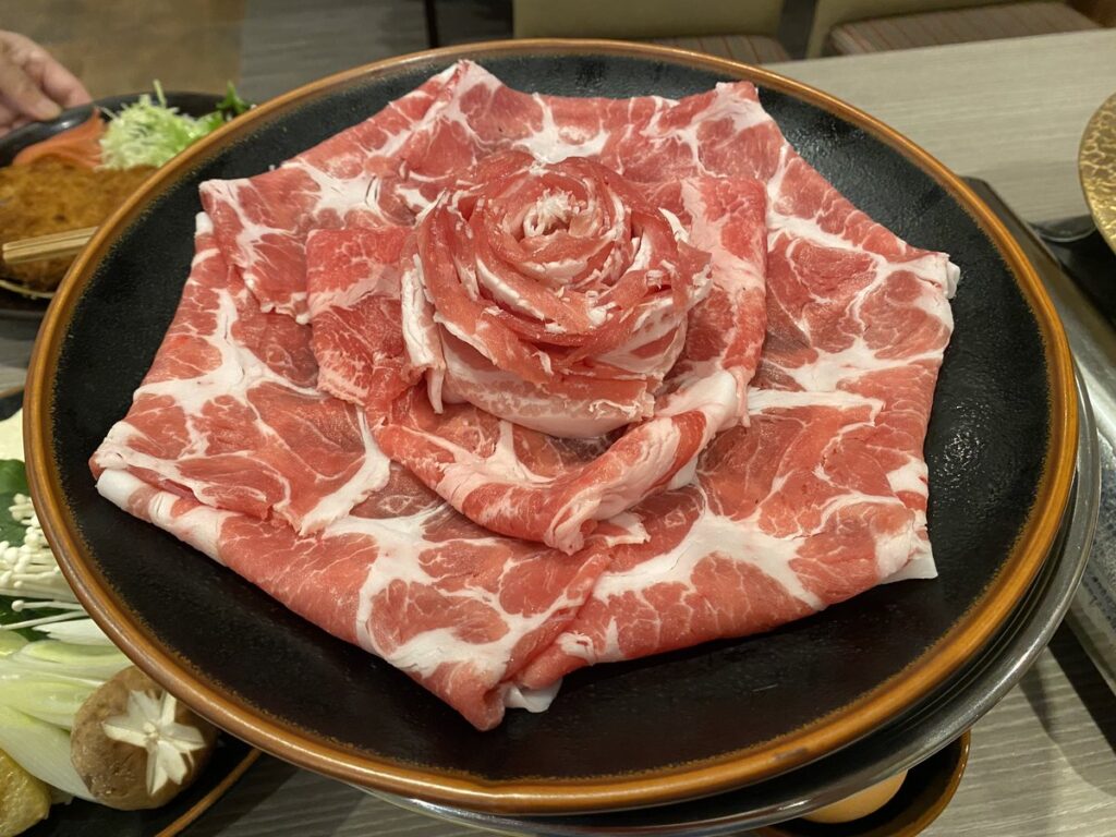 天文館あぢもりの店内と黒豚料理