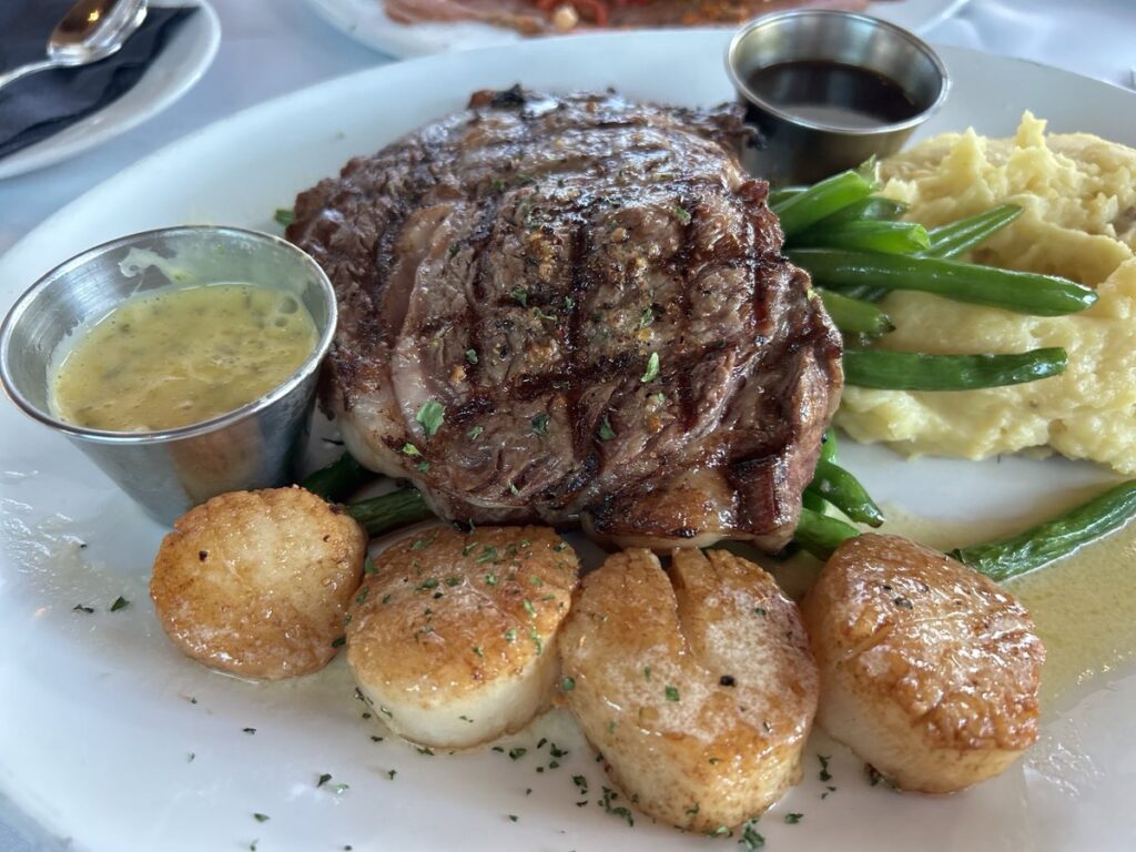RUSTY SCUPPER RESTAURANTのリブアイステーキとホタテ
