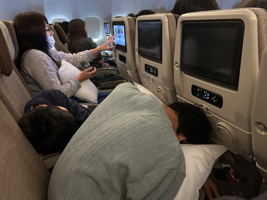 上海浦東国際空港からロンドンヒースロー行きの機内
