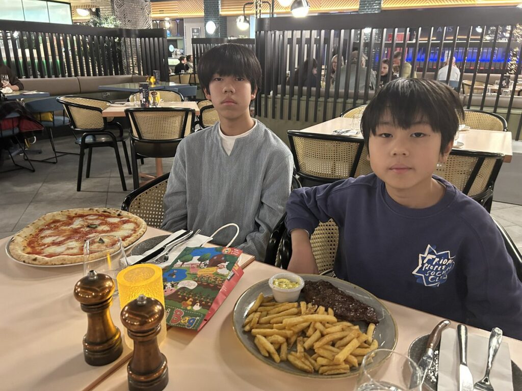 ロンドン・ヒースロー国際空港近くのレストラン「Hi! Pizza」でのディナー