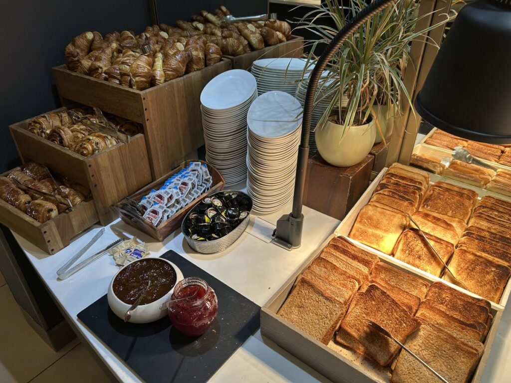 ロンドン・ヒースロー国際空港BAラウンジの朝食