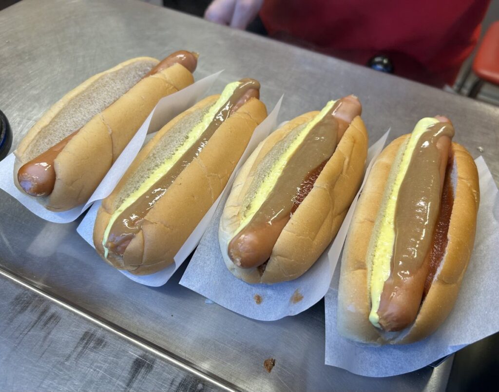 Bæjarins Beztu Pylsurの全部のせホットドッグ