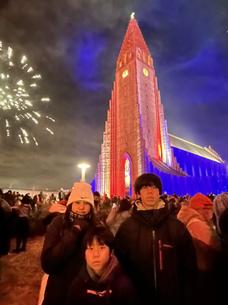 国旗色にライトアップされたハットルグリムス教会