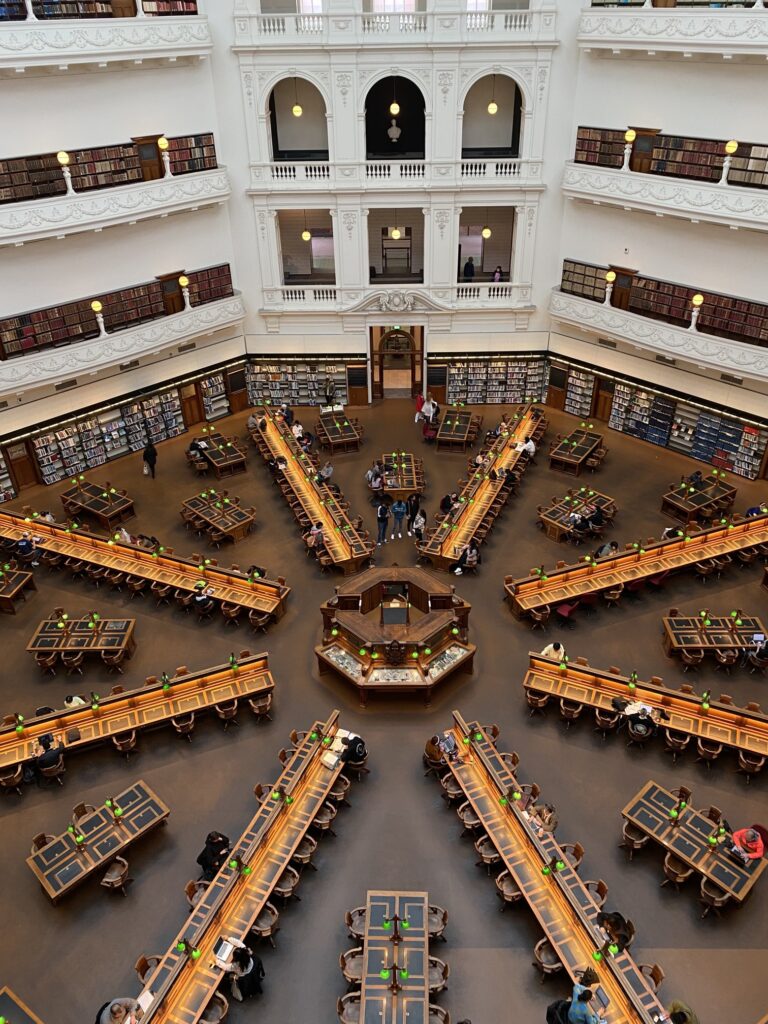 ビクトリア州立図書館6Fの「Dome viewing balcony」から見下ろす「ラトローブ閲覧室(La Trobe Reading Room / The Dome)」