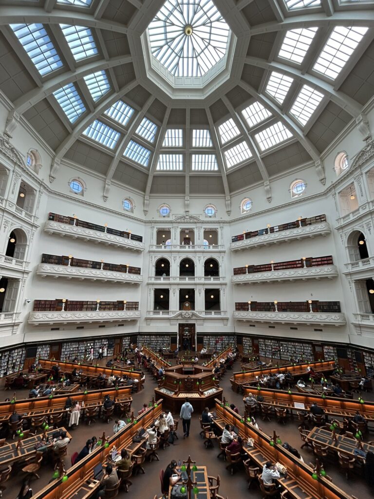 ビクトリア州立図書館6Fの「Dome viewing balcony」から見下ろす「ラトローブ閲覧室(La Trobe Reading Room / The Dome)」