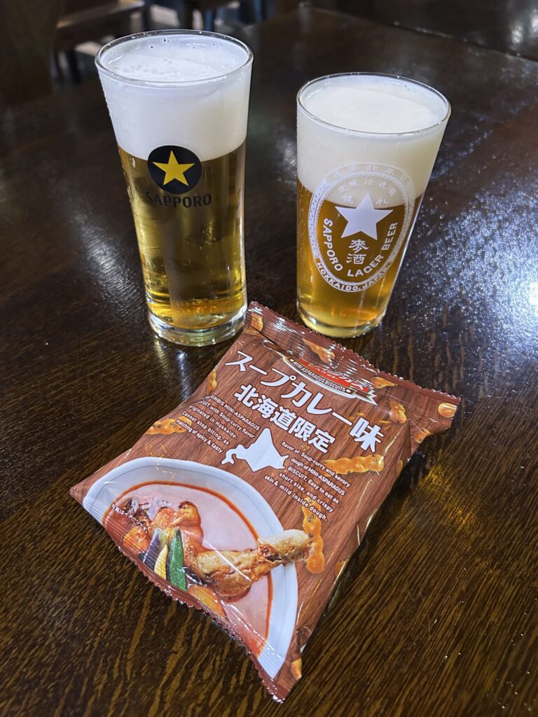 「プレミアムツアー」で楽しめる復刻札幌製麦酒と黒ラベルの飲み比べ