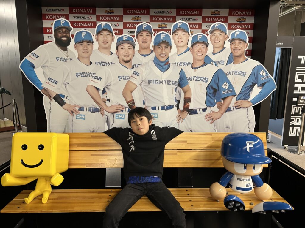 「エスコンフィールドHOKKAIDO」1階ライト側Sec.110付近の「パワプロ君ベンチ」と「新庄監督ポーズ」