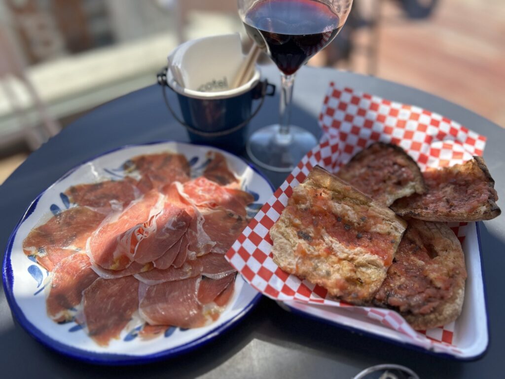 Bar - Terrassa Sercotel Rossellóで楽しむ生ハムとワイン