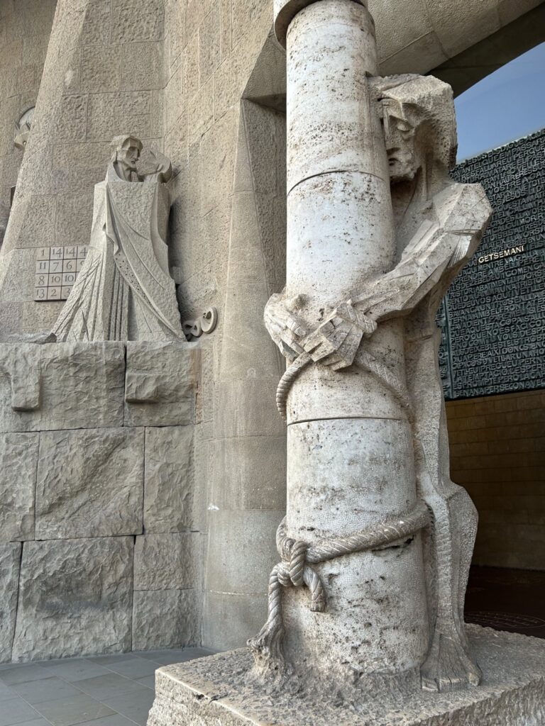 ユダの接吻と鞭打ちの刑の彫刻