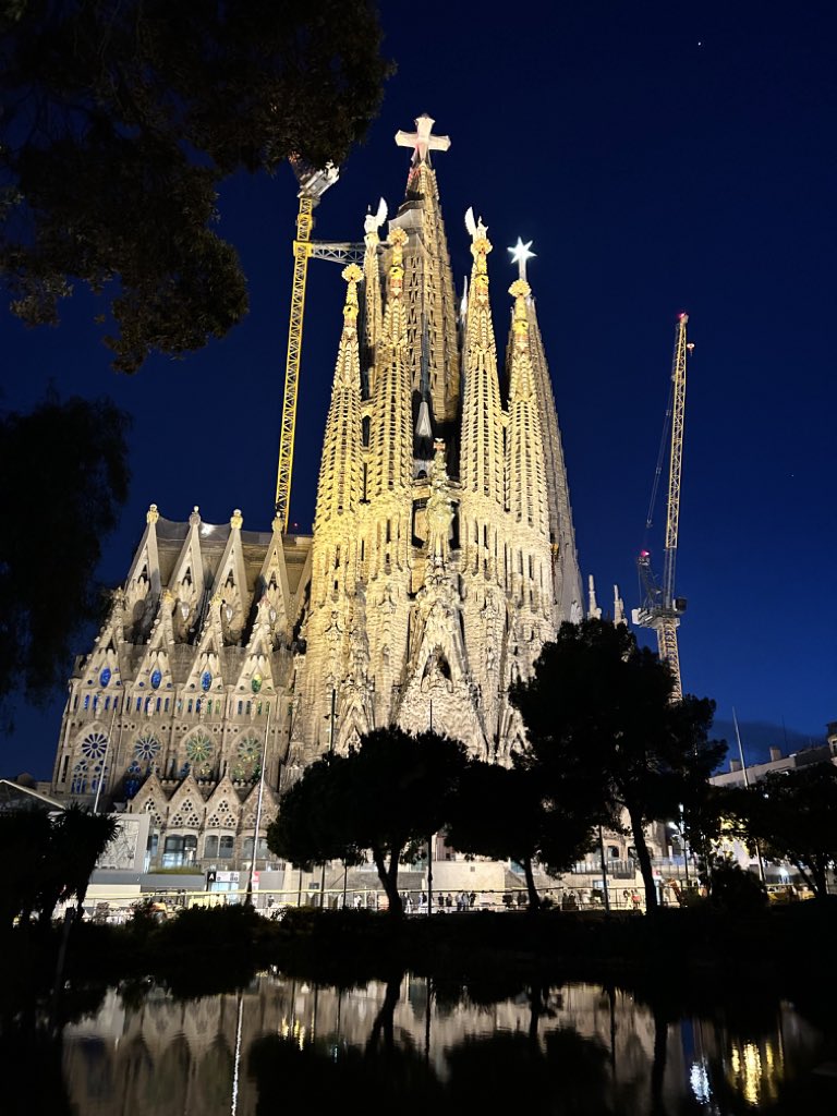夜のガウディ広場から見たサグラダ・ファミリア