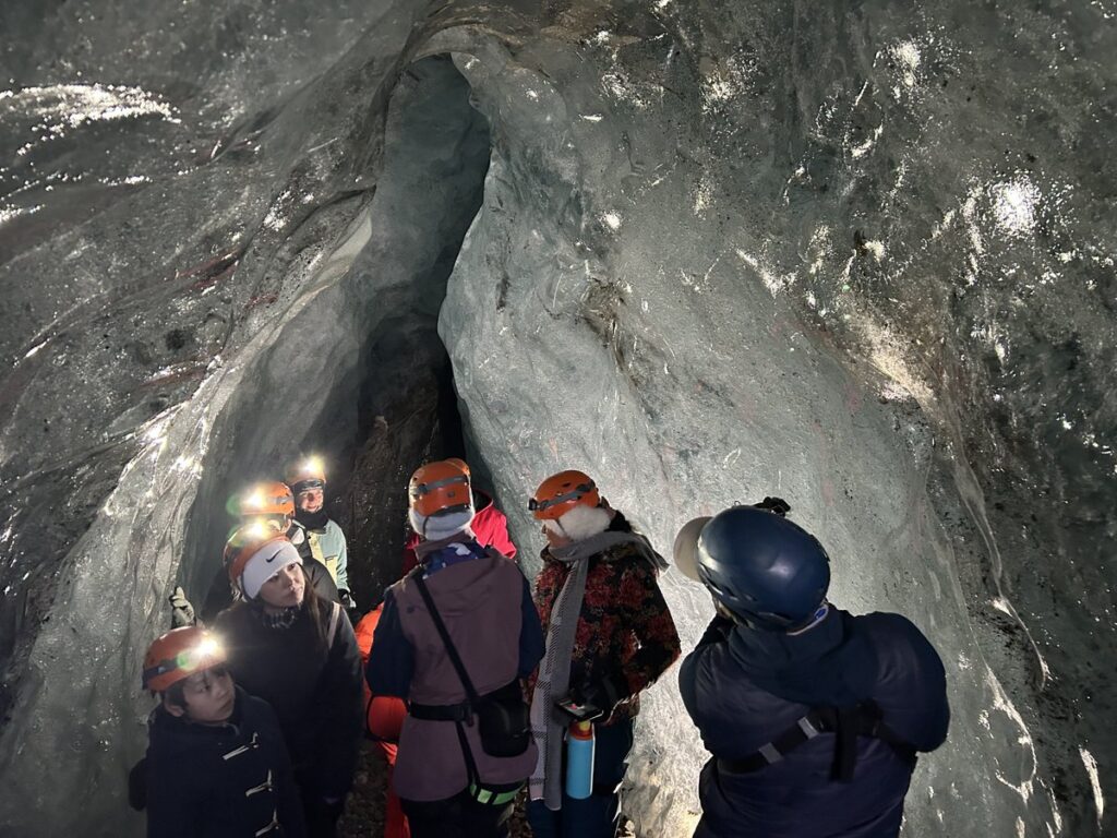 ヴァトナヨークトル西側の氷の洞窟