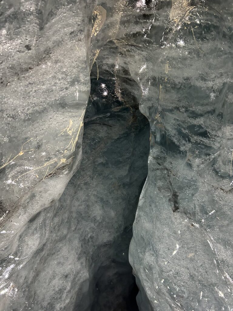 ヴァトナヨークトル氷河の氷の洞窟