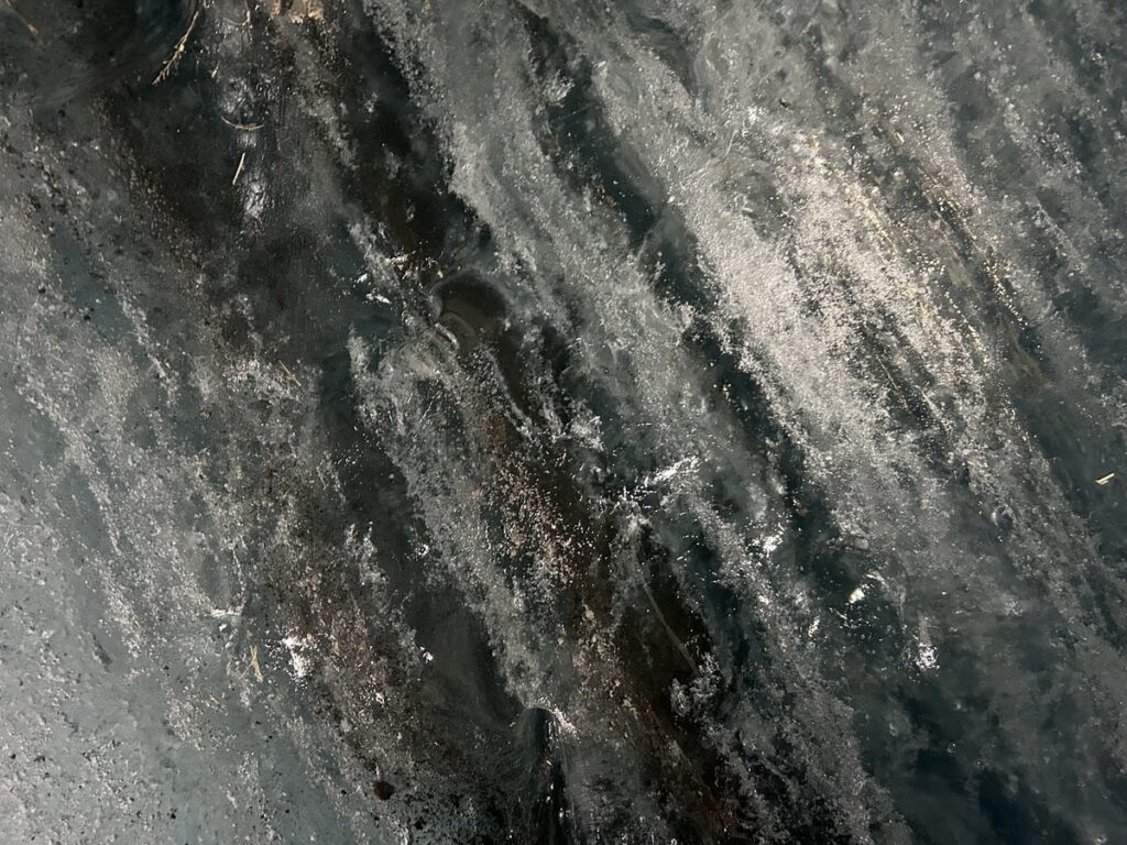 氷河に残る白と青の年輪