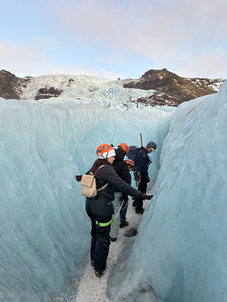 クレバス迷路を歩く氷河ハイキング