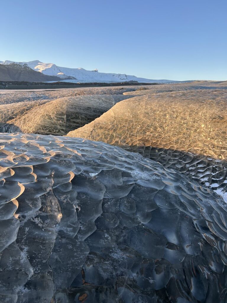 ブレイザメルクルヨークトルの透明な青い氷