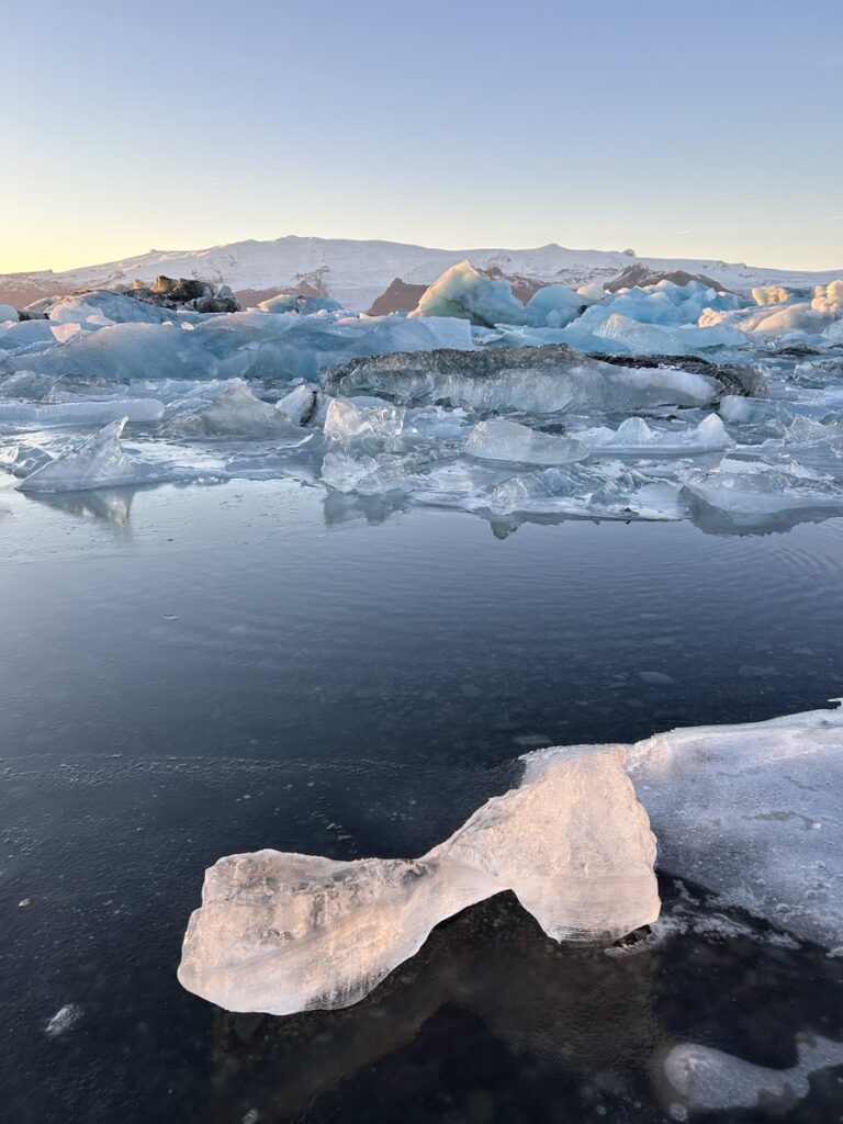 ヨークルスアゥルロゥンに浮かぶハイヒール型の氷塊